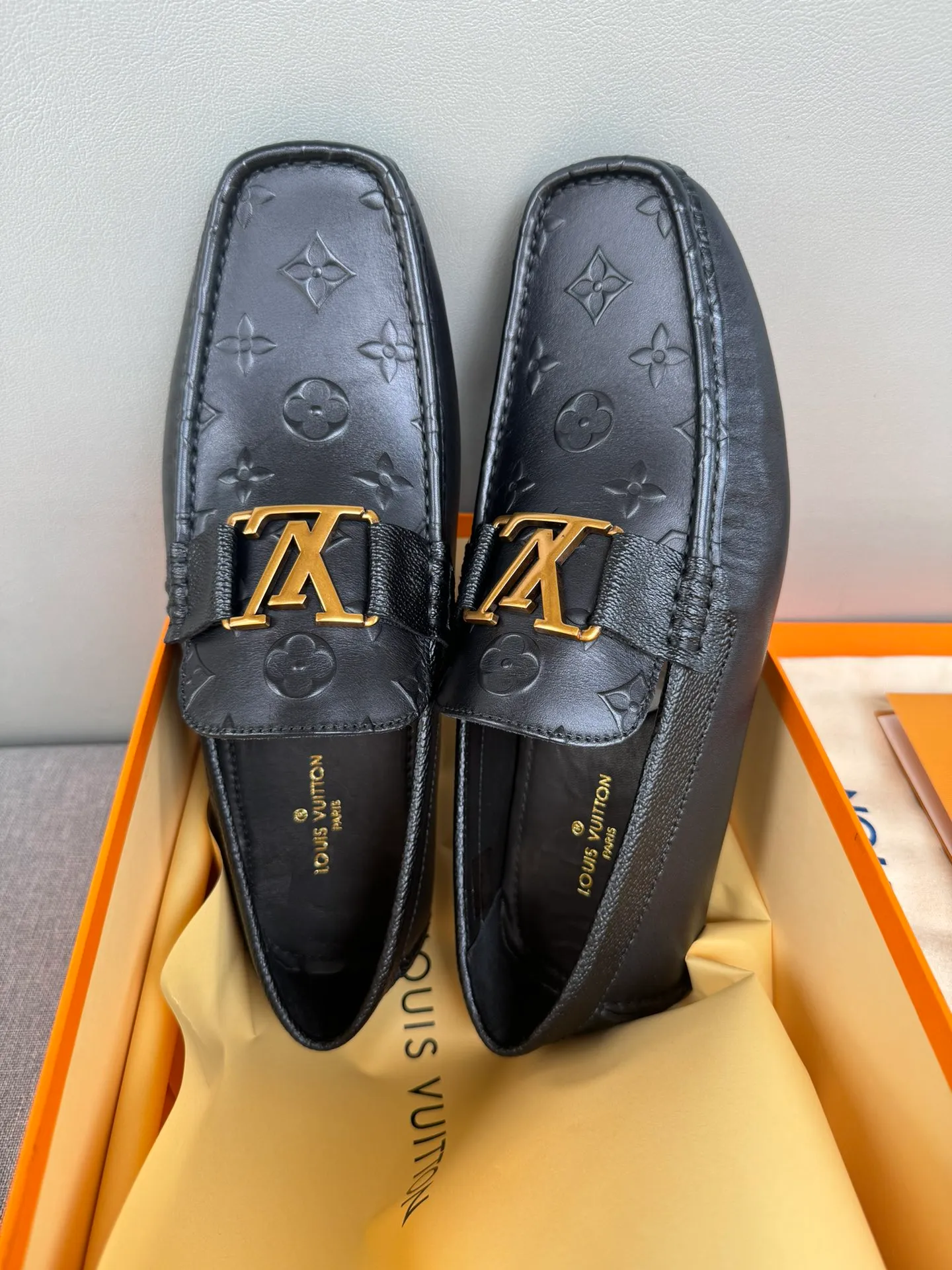 Batch 740💰[strong][strong][strong] Original order quality. New models in counters are synchronized. New models in LV Louis Vuitton counters. Purely handmade men's driving shoes. Doudou shoes. Slip-on shoes. Lazy shoes. Exquisite hand-stitching. The workmanship details are comparable to those in the counters. Italian imported embossed cowhide. Water-dyed cowhide lining. Sweat-absorbent and anti-odor. Black. 39-44 in large quantities in stock (38, 45 custom-made)